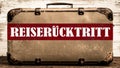 CORONA-REISEWARNUNG - Alter rustikaler vintage Koffer mit rotem Banner und weiÃÅ¸em Schriftzug